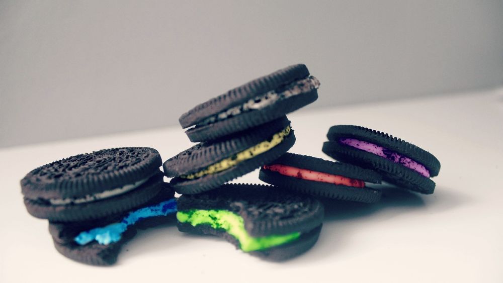 Обои для рабочего стола Печенье Орео / Oreo с разноцветными начинками