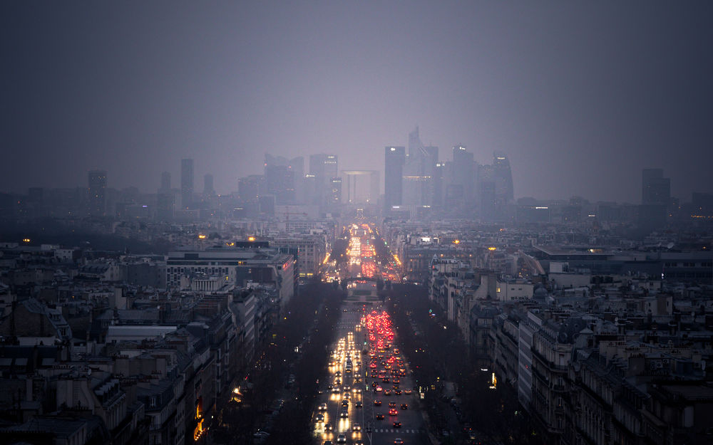 Обои для рабочего стола Пасмурный вечерний Paris / Париж, France / Франция с оживленными улицами