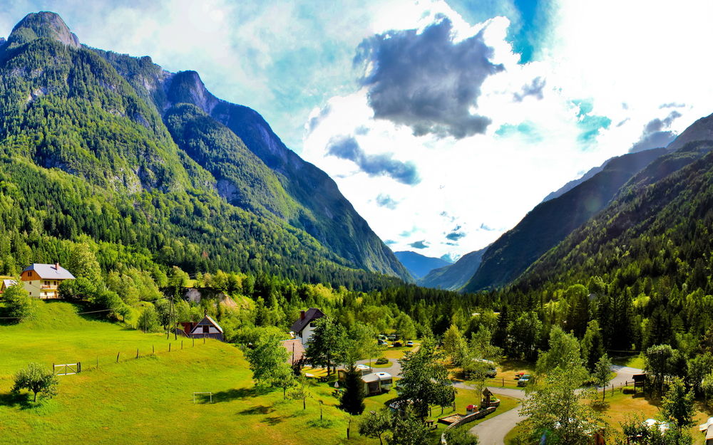Обои для рабочего стола Словении / Slovenia, поселение Бовец / Bovec в живописных горах