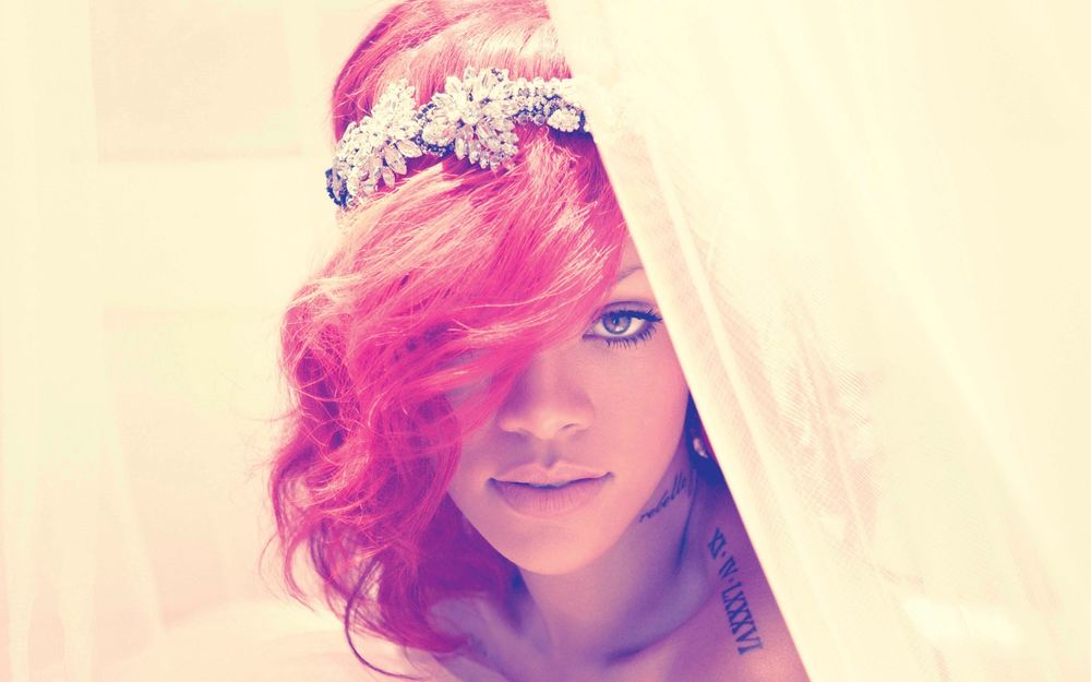 Обои для рабочего стола Певица Рианна / Rihanna возле белой занавески