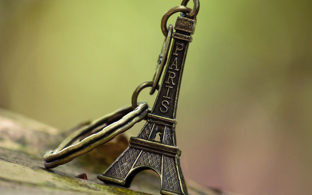 Обои для рабочего стола Брелок в форме Эйфелевой башни с надписью PARIS / Париж
