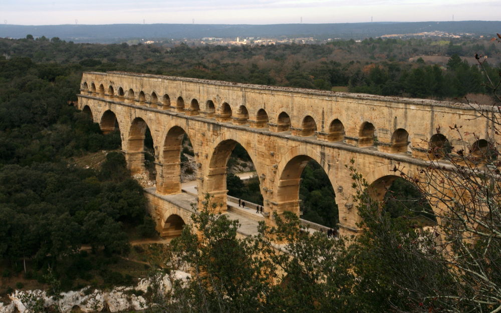 Обои для рабочего стола Римский акведук Пон-дю-Гар / Pont du Gard над рекой Гардон неподалеку от города Ним / Франция / Nim, France