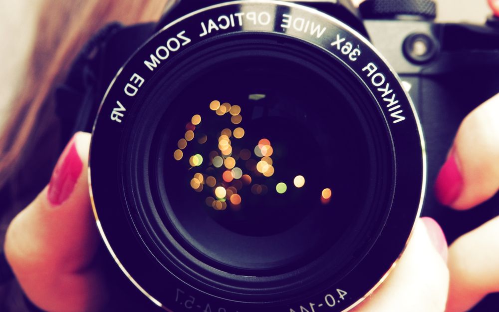 Обои для рабочего стола Отражение огней в объективе фотоаппарата (Nikkor 36x wide optical zoom ed vr)