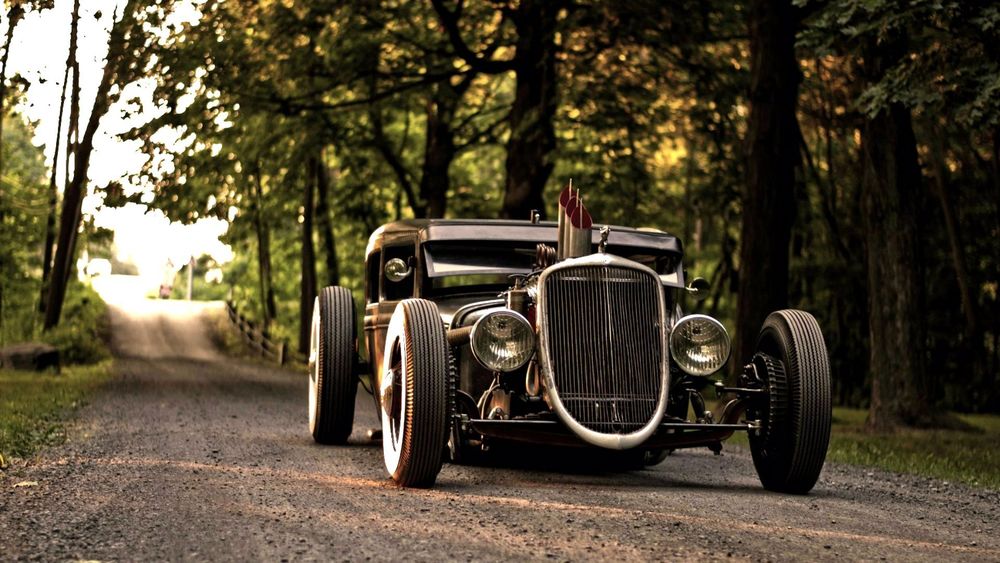 Обои для рабочего стола Hot Rod Ford Model A 1930 / Форд Модель А на лесной гравийной дороге на фоне деревьев