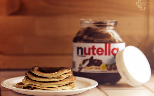 Обои на рабочий стол Блинчики с шоколадным маслом Nutella / Нутелла