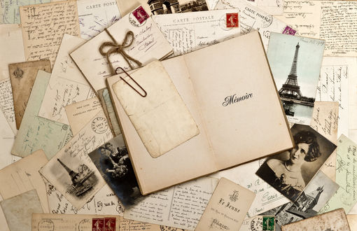 Обои на рабочий стол Блокнот с надписью Memoire, открытки с Эйфелевой башней и старые фотографии