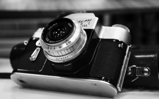 Обои на рабочий стол Советский однообъективный зеркальный фотоаппарат с ручной установкой экспозиции Зенит-3М
