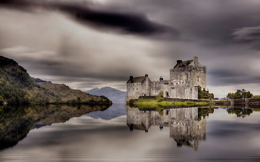 Обои на рабочий стол Замок Эйлен-Донан в Шотландии / Eilean Donan Castle, Scotland под серым небом