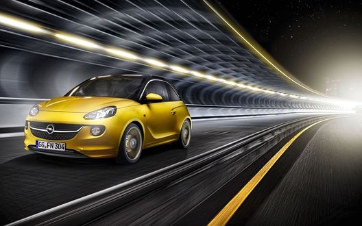 Обои на рабочий стол Желтый Opel Vauxhall / Опель Воксхол мчится по ночной трассе