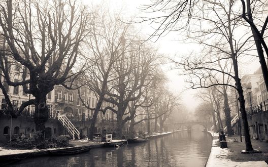 Обои на рабочий стол Мрачный, покрытый снегом город Амстердам / Amsterdam, Нидерланды / Nederland