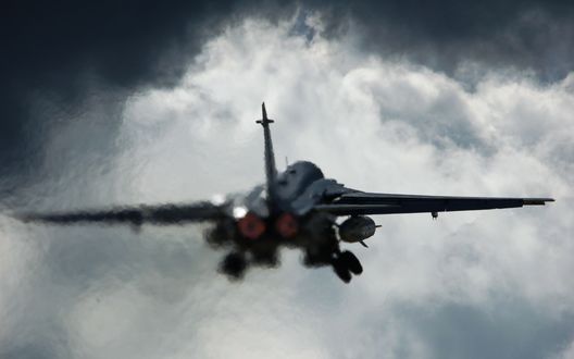 Обои на рабочий стол Фронтовой бомбардировщик Су-24 оснащенный подвесными топливными баками взлетает с аэродрома