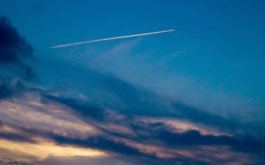 Обои на рабочий стол След от истребителя в голубом затянутом облаками небе