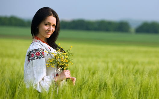 Девушка на ромашковом поле фото