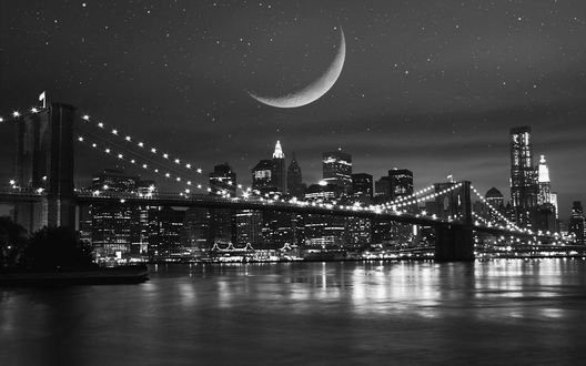 Обои на рабочий стол Огни ночного Нью-Йорка / New York и Бруклинского моста / Brooklyn Bridge, над которыми в небе висит огромная луна и миллионы звезд