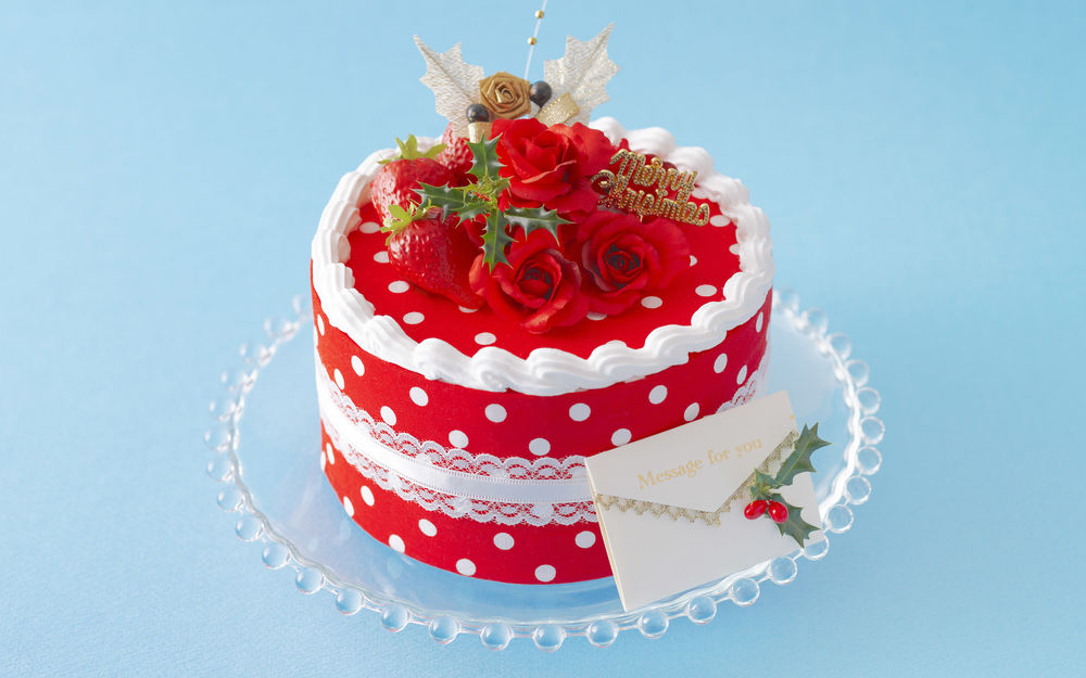 Обои на рабочий стол Красный торт в горошек украшенный розами с письмом, в  котором написаны рождественские поздравления, обои для рабочего стола,  скачать обои, обои бесплатно