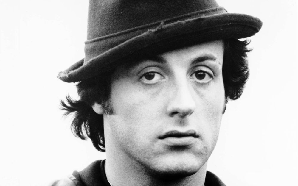 Обои для рабочего стола Американский актёр, режиссёр, сценарист и продюсер Сильвестр Сталлоне / Sylvester Stallone  в шляпе в молодости