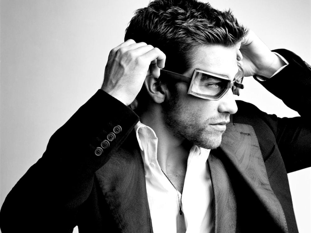 Обои для рабочего стола Американский актёр Джейк Джилленхол / Jake Gyllenhaal одевает очки