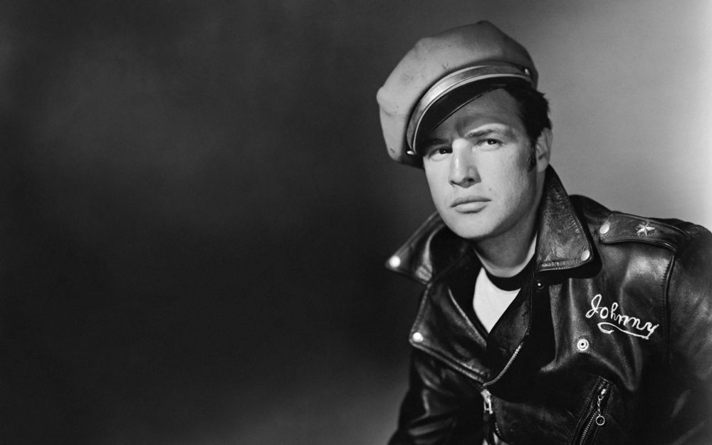Обои для рабочего стола Американский актёр Марлон Брандо / Marlon Brando в кожаной куртке и кепке