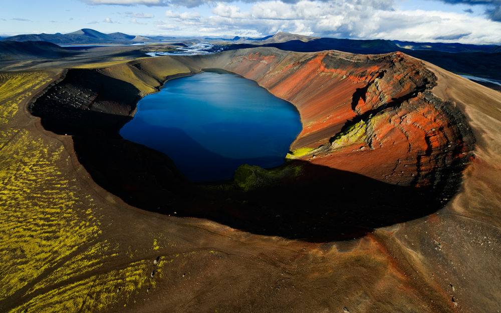Обои для рабочего стола Озеро в старом вулканическом кратере, Исландия / Iceland