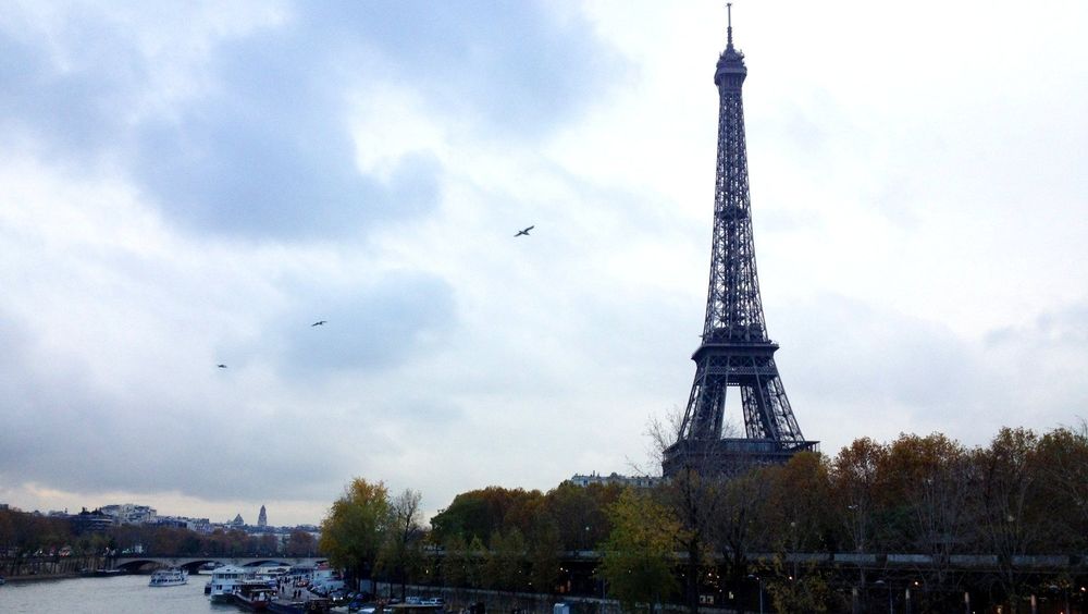 Обои для рабочего стола Вид на Эйфелеву башню / Eiffel Tower через Сену / Seine, Париж / Paris