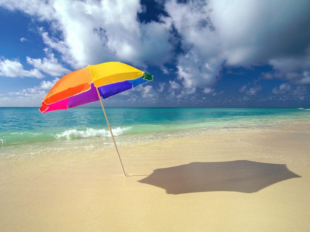 Обои для рабочего стола Разноцветный пляжный зонт на берегу моря