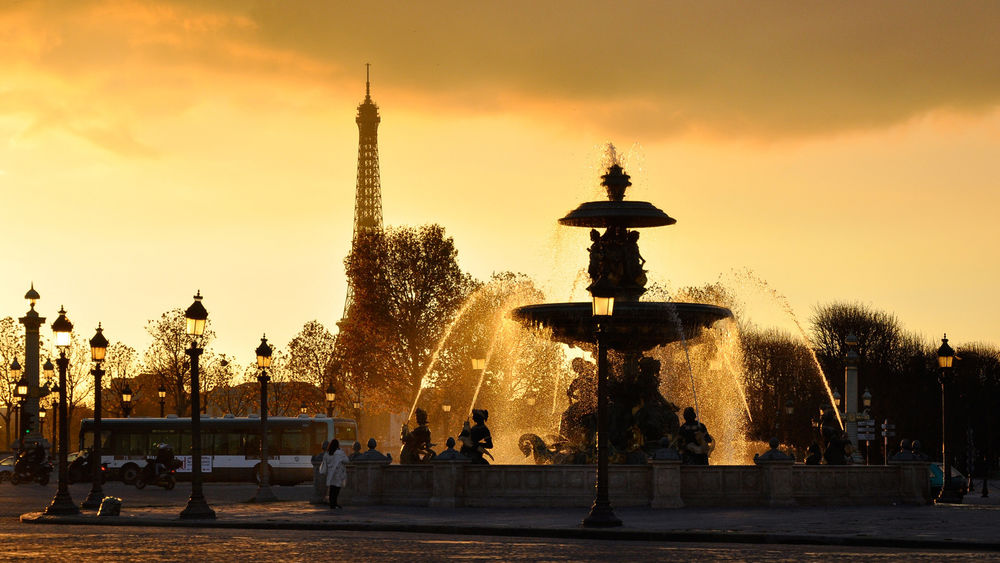 Обои для рабочего стола Paris / Париж, Франция / France, струи фонтана на закате дня