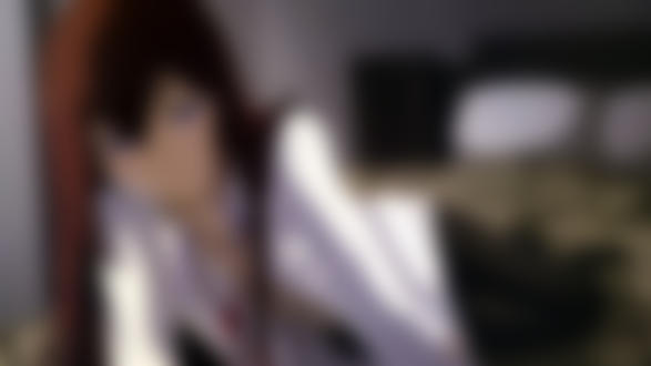 Обои на рабочий стол Makise Kurisu / Курису Макисе из аниме Врата Штейна / Steins Gate в расстёгнутом халате полулежит на кровати
