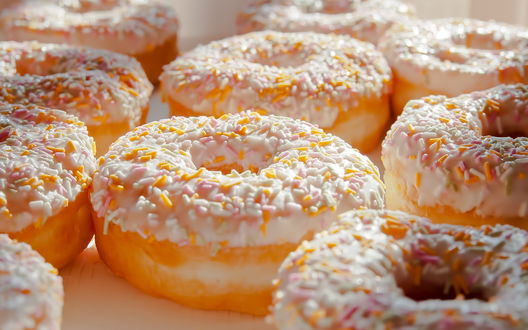 Обои на рабочий стол Аппетитные пончики с глазурью