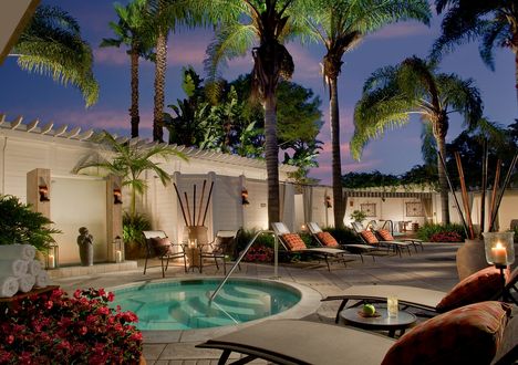 Обои на рабочий стол Уютный дворик с бассейном и лежаками 'Sea Spa Patio' отеля Loews Coronado Bay в Сан Диего, Калифорния, США  / San Diego, California, USA