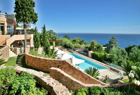 Обои на рабочий стол Вид на бассейн и море утопающего в зелени отеля Cliff Bay Hotel на острове Мадейра, Португалия / Madeira Portugal