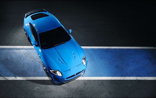 Обои на рабочий стол Вид сверху на автомобиль Jaguar XKR-S синего цвета