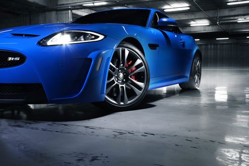 Обои на рабочий стол Автомобиль Jaguar XKR-S синего цвета в подземном гараже