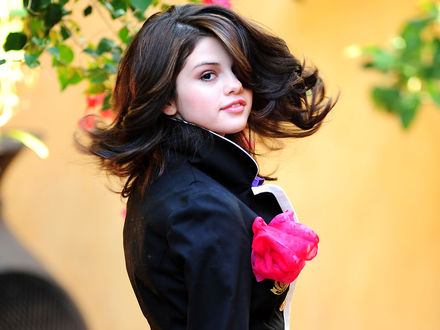 Обои на рабочий стол Селена Гомез / Selena Gomez в романтическом образе с большим цветком на лацкане плаща