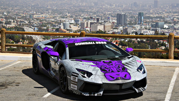 Обои на рабочий стол Автомобиль Ламборджини Авентадор LP700-4, Италия / Lamborghin Aventador LP700-4, Italy стоит на крыше многоэтажного дома