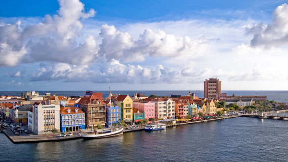 Обои на рабочий стол Красивые цветные дома в городе на берегу моря, Curacao Lesser Antilles Caribbean Sea / Малые Антильские острова в Карибском море