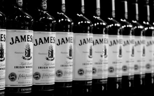 Обои на рабочий стол Одинаковые бутылки с виски Jameson