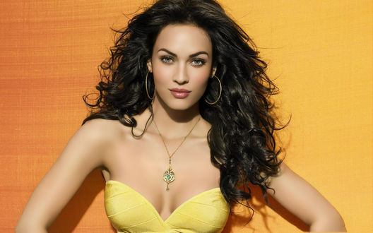 Обои на рабочий стол Американская актриса Меган Фокс / Megan Fox на желтом фоне
