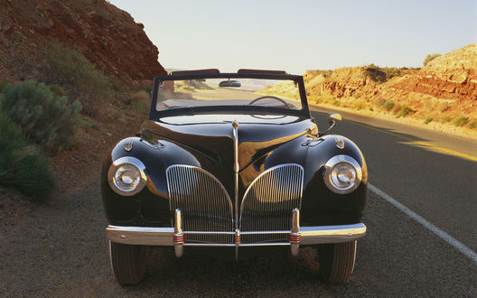 Обои на рабочий стол Автомобиль Линкольн Континенталь / Lincoln Continental, выпуска 1941 года, на дороге