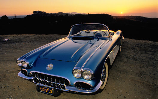 Обои на рабочий стол Голубой автомобиль Корветт, США / Corvette, USA, 1959 года выпуска, на фоне заката