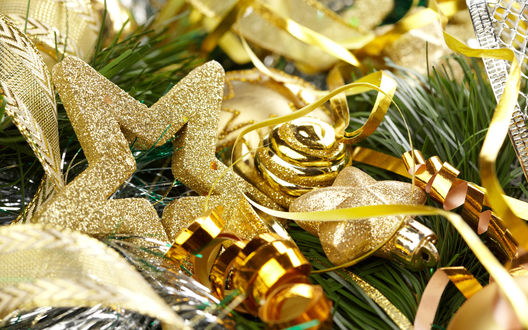 Обои на рабочий стол Happy new year / Счастливого нового года, на хвое лежат золотистые елочные украшения