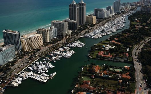 Обои на рабочий стол Берега города Майами / Miami, высотные здания и белые яхты