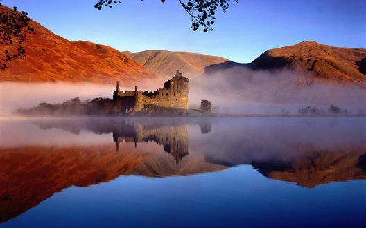 Обои на рабочий стол Замок Килчерн на озере Лох Эйв, Шотландия / Kilchurn, Loch Ave, Scotland