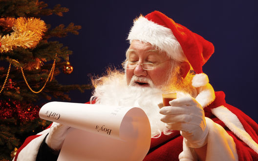 Обои на рабочий стол Санта Клаус / Santa Claus читает список детей с поднятой в руке рюмкой