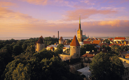 Обои на рабочий стол Вид на старый город с замка Тоомпеа, Таллин, Эстония / castle Toompea, Tallin, Estonia