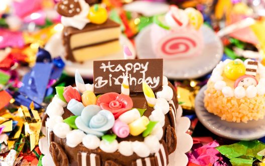 Обои на рабочий стол Много разных сладостей и торт ко дню рождения (Happy Birthday)