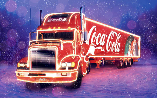 Обои на рабочий стол Грузовик Coca-Cola с водителем Санта Клаусом в заснеженном лесу