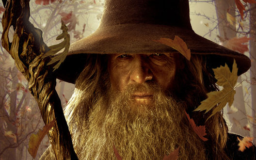 Обои на рабочий стол Гэндальф / Gandalf с посохом среди падающих осенних листьев из фильма Хоббит: Нежданное путешествие / The Hobbit: An Unexpected Journey