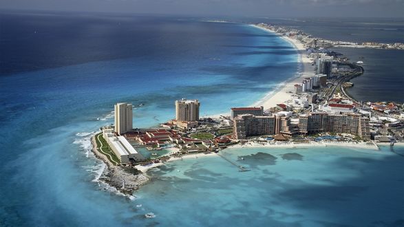Обои на рабочий стол Канкун / Cancun, город в Мексике / Mexico, на тонкой линии берега выстроились высокие здания