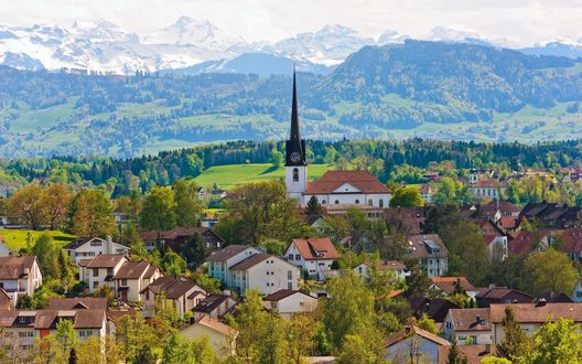 Обои на рабочий стол Церковь в деревушке в Швейцарии / Switzerland на фоне зеленых гор