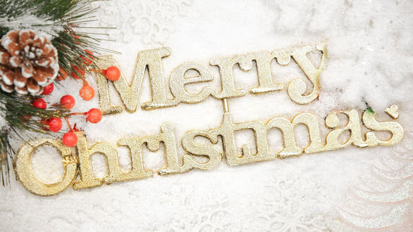 Обои на рабочий стол Золотая надпись Merry Christmas / Веселого Рождества в снегу возле еловой веточки с шишкой и ягодками